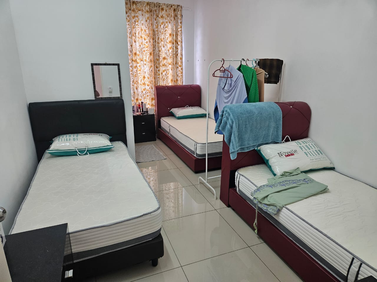 Shared bedroom with 3 beds, Gerbang Dzunnurayn
